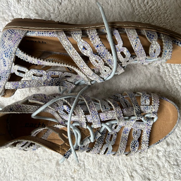 Earth gladiator style sandals leather elastic lace up with zipper back. Purple - Picture 6 of 8